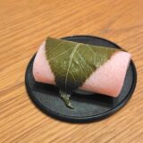 【浅草 梅園】葉が主役の桜餅。パリッと香る、食べ応えのある一枚